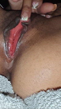 Réel, couple britannique maison - une MILF métisse joue avec sa chatte et reçoit un gros sperme