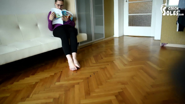 Czech Soles - foot fetish content: Mousetrap dan sudut pandangan pertama kaki adik tiri besar
