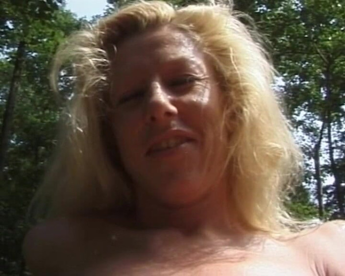 BB Video - Vintage Story: Duitse milf amateur solo vrouwelijke blonde seksspeeltjes in de buitenlucht