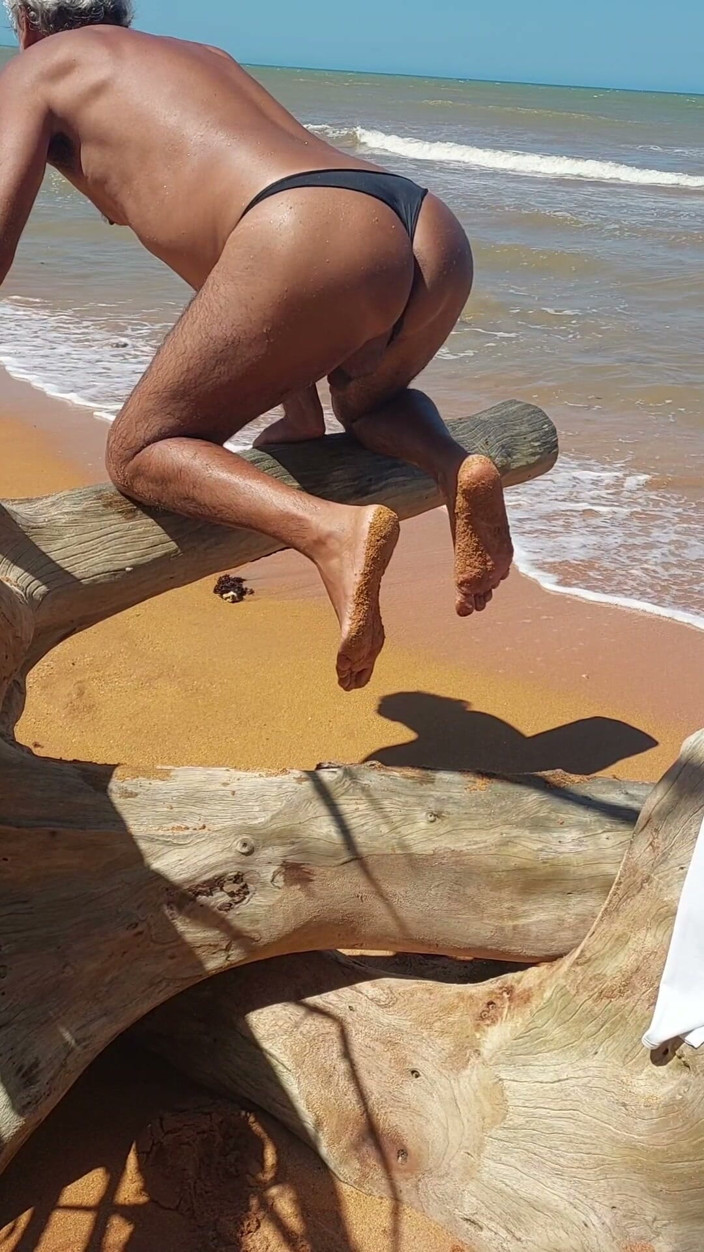 Ladysilvas: Ladysilva Crossdress na plaży w majtkach Co za gorąca dupa