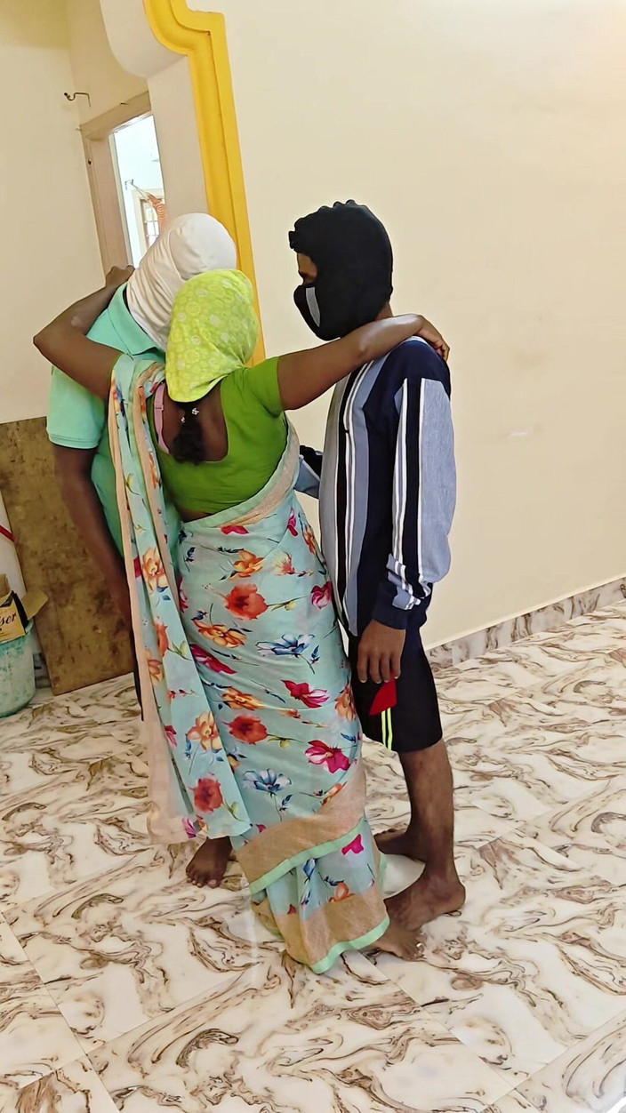 Thesana: O profesoară futută de tatăl vitreg și fiul vitreg