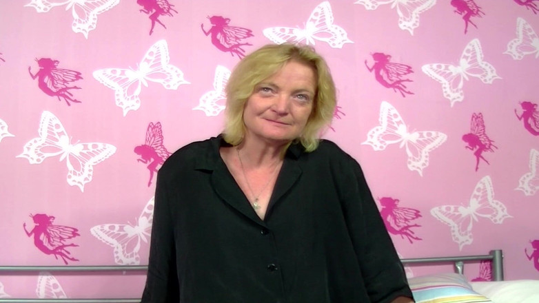 Deutsche Frauen: Зріла німецька блондинка мастурбує в сольній дії