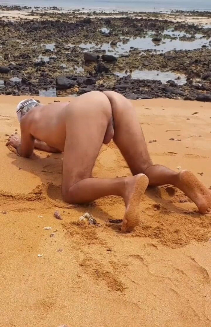 Ladysilvas: Ladysilva समुद्र तट पर अपनी हॉट गांड दिखा रही है