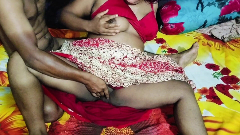 Sexybou69: Desi Vhabi berkongkek keras dan bercakap kotor dengan teman lelakinya.