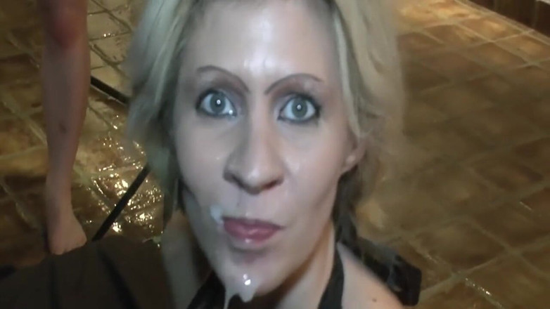 Bukkake Partys: Petrecere cu ejaculare multiplă de amatori - curvă blondă futută în grup...