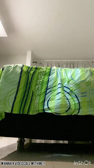 Tomas Styl: मास्टर अपने पसीने से तर पैर दिखाता है और फटे हुए मोज़े दिखाता है