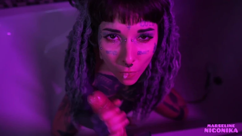NIGONIKA: Dövmeli model Marseline banyoda tatlı yarak emiyor nigonika üst porno 2023