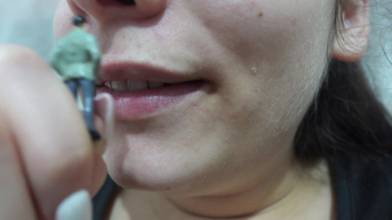 AmayaMori: Mi hermanastra de giganta pone pequeño hermanastro en su nariz...