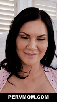 Soția trofeu Jasmine Jae Sky se transformă în groapa de spermă a fiului vitreg