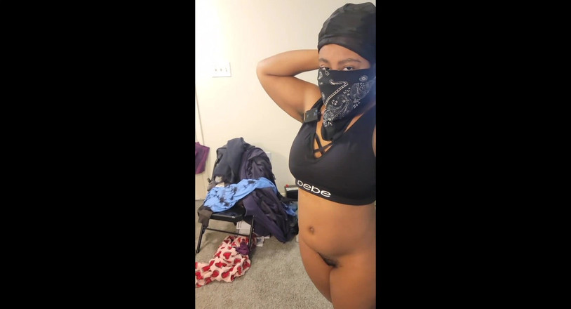 Themeatz: ソファで彼女のきつい膣を壊すのは気持ちいい パート1