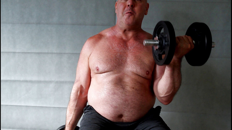 Gaybear1966: Gay medvěd Táta kus svalového medvěda cvičení a masáž. Film...