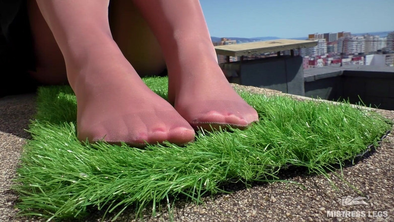 Mistress Legs: Захмарне спокушання підошви: дражнити пальці ніг від чистого до чорного на даху