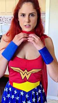 Wonder woman dikalahkan dan minta dientot habis-habisan sampai mengecil