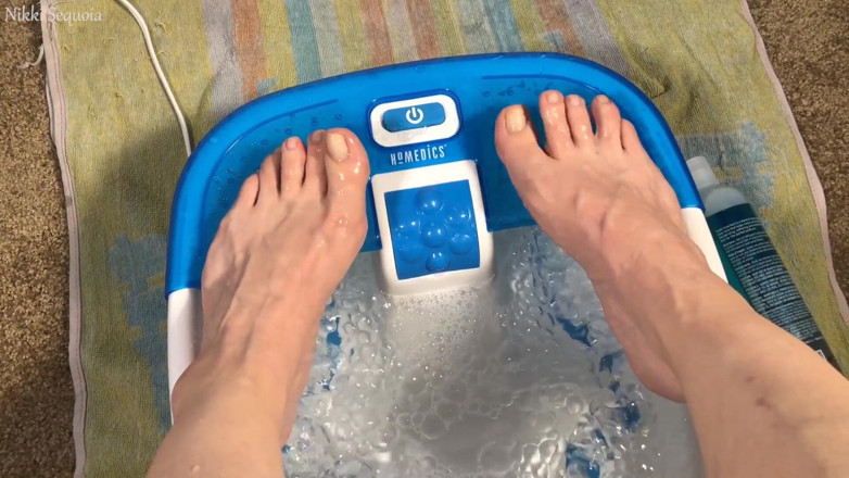 Nikki's Fetishes: Foot Soak Toe Wiggle