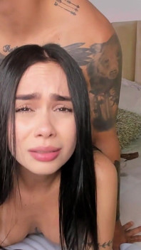 La bella latina viene scopata senza pietà! Adora succhiare il cazzo e scopare duro