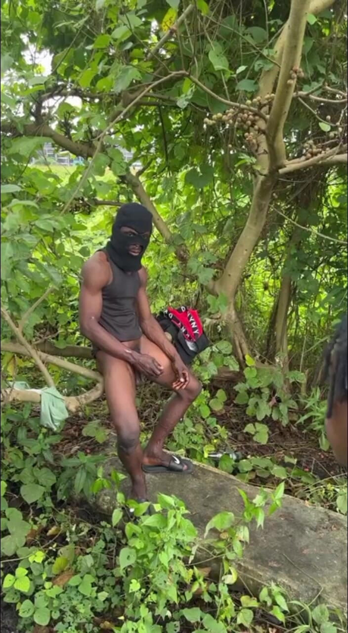 Sweetass132: Napalony wielki kutas przeleciał mnie pod drzewem