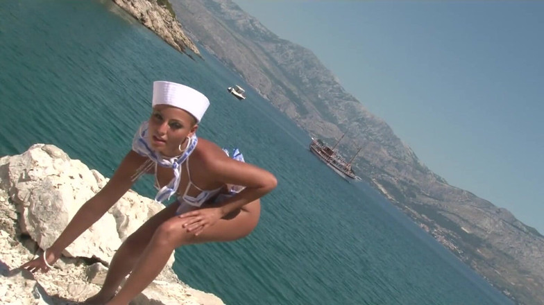 THAGSON CORE: Büyük memeli denizci bebek açık havada deniz kenarında teşhir ediyor