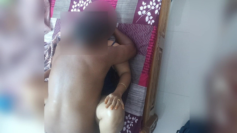 Black & white desicat: Esposa indiana infiel em peitos de lingerie sexy saltando duro...