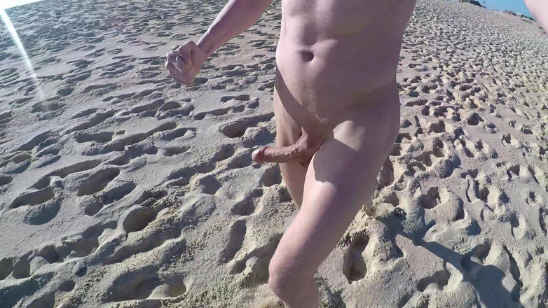 outdoor-fun: Chạy khỏa thân với boner tại bãi biển 1