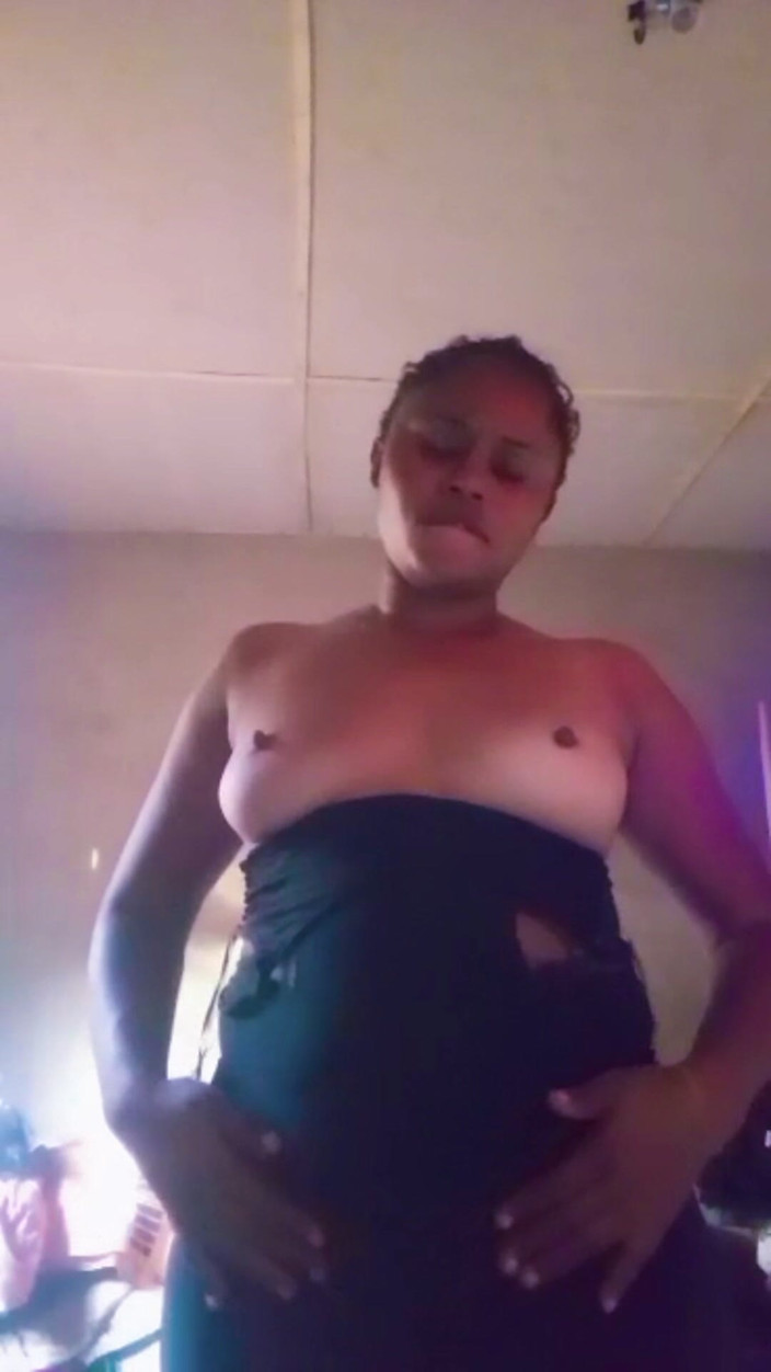 Lovelee: Hony Nigerian Girl Touching Herself on a Live Video
