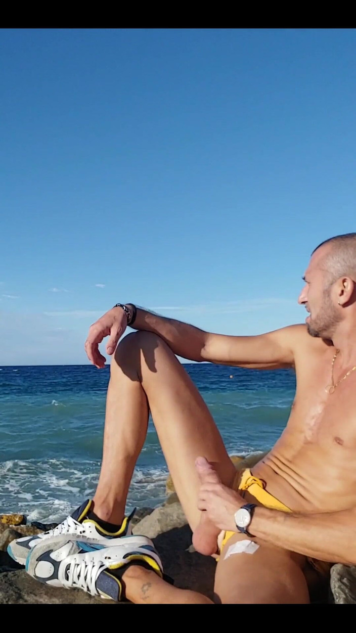 Boy jerking off: In spiaggia