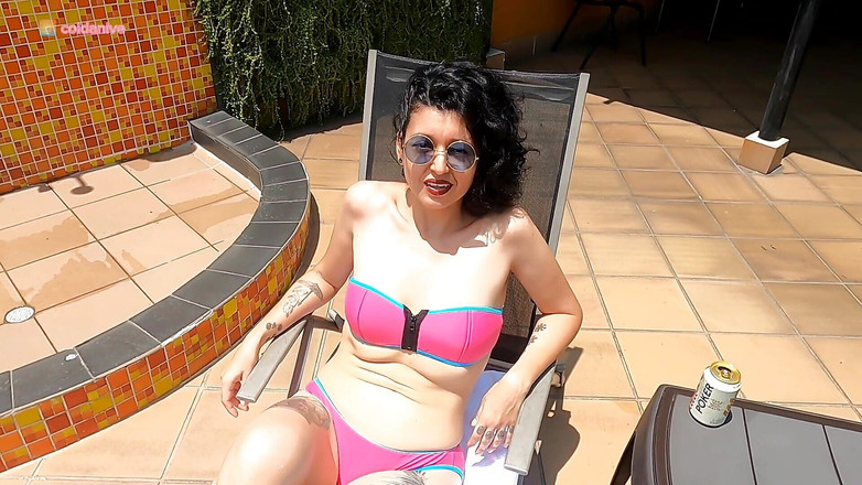 COLDANIVE: Popołudnie na tarasie Niewierna żona rucha chłopca przy basenie