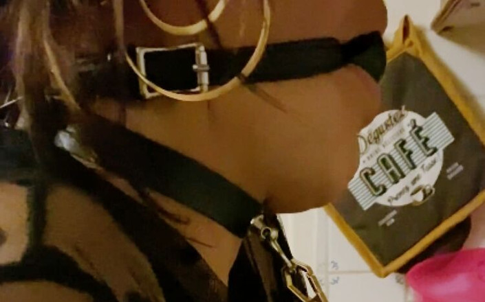 Lady Oups: Ehefrau in der küche mit ballknebel bestraft und angekettet