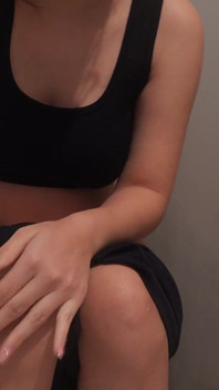 India embarazada de grandes tetas chica haciendo fetiche en el baño sentada en el baño luego pedos y masturbándose mientras pedos