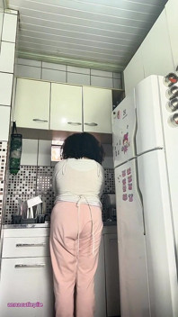 Suri rumah montel kentut semasa membasuh gaya pinggan