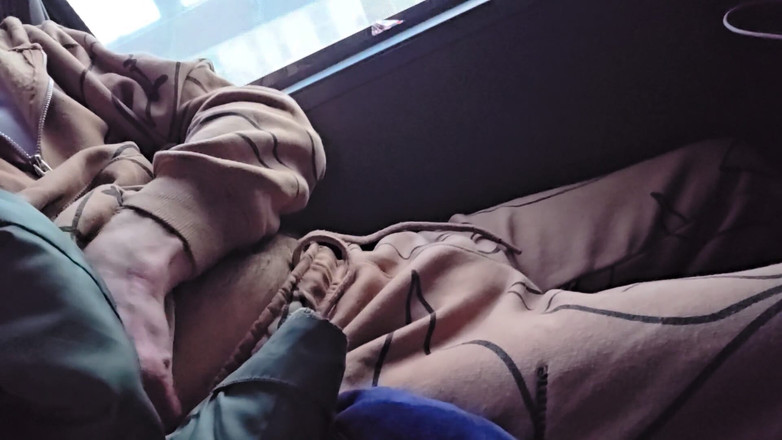 KrissKiss: Otobüste riskli mastürbasyon