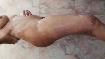 Riyathakur: Девственница дези моет свою киску и мастурбирует