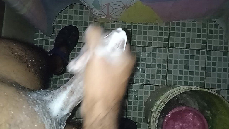 Cute boy jerks off: Gay chlap masturbuje při přemýšlení o své partnerce, která jela...