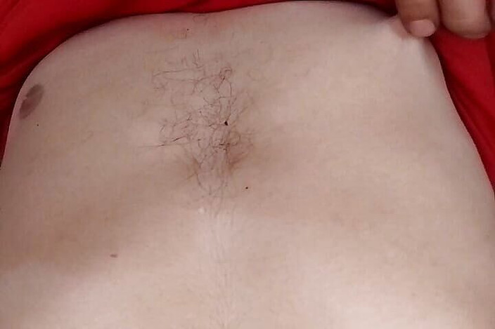 Gangbang straight: Un jeune garçon montre ses tétons