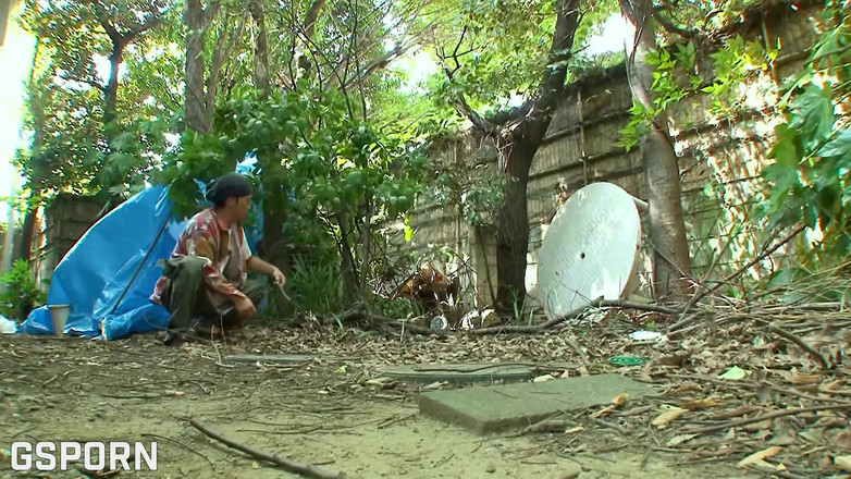 Go Sushi: La miLF giapponese chic aiuta degli uomini per del sesso...