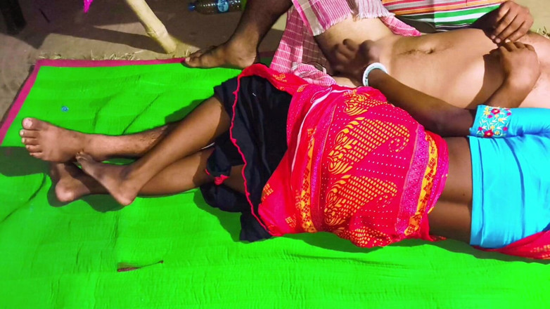 Pumi: Pyasi Bhabhi Apne Pati Ka Kapda Utar Kar Land Ko...