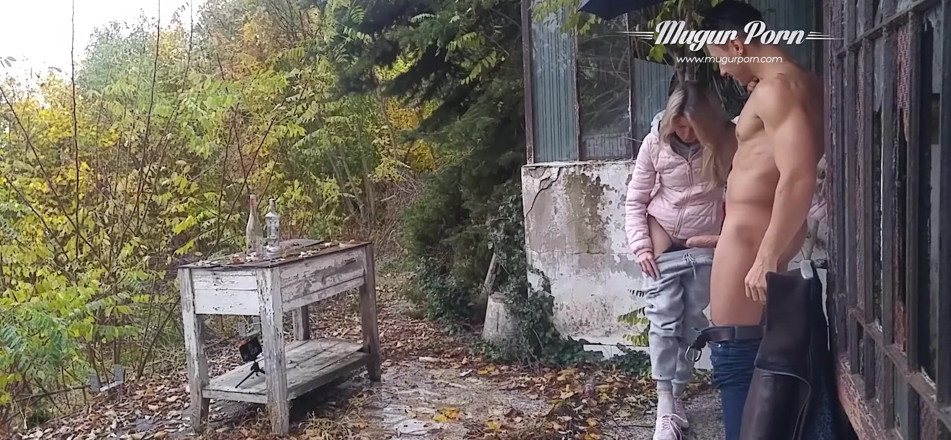Mugur's World: Petite Gina Gerson utomhus knullsession på en regnig dag