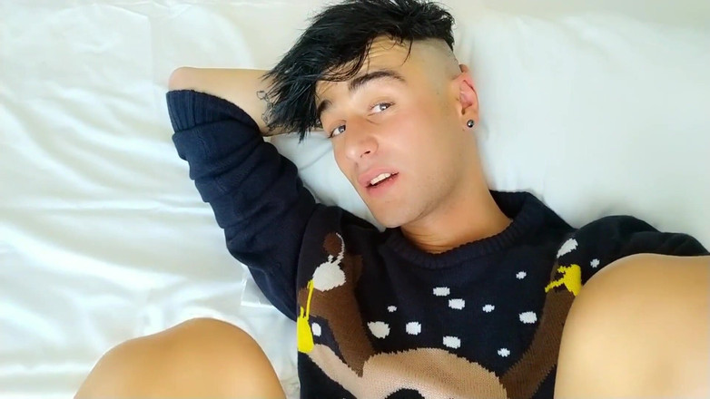 Idmir Sugary: Понюхати мої довгі шкарпетки, відео від першої особи (показуючи різдвяні шкарпетки об'єктиву камери)