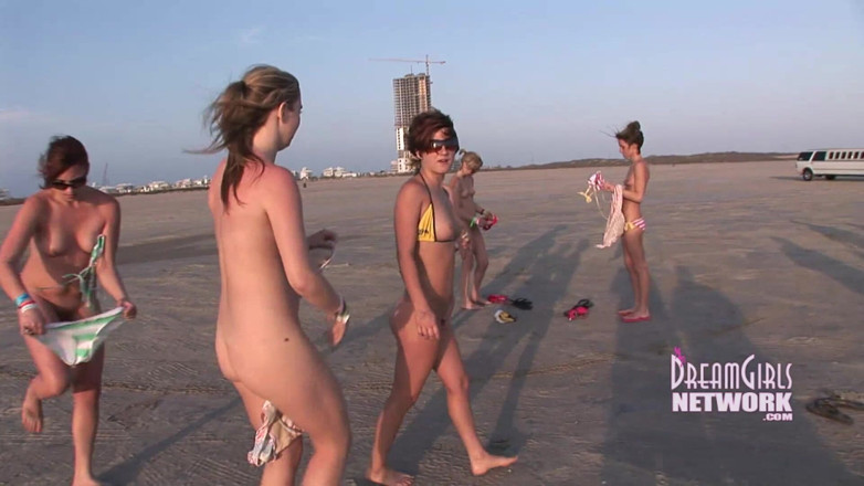 Dream Girls: Zeven meisjes lopen naakt rond de stad