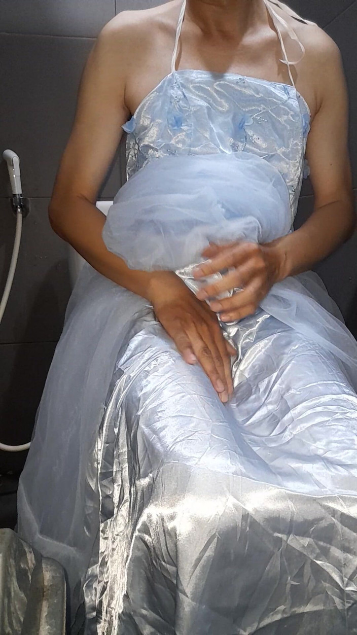 Naomisinka: Crossdresser , mani muncrat memakai gaun pengiring pengantin biru