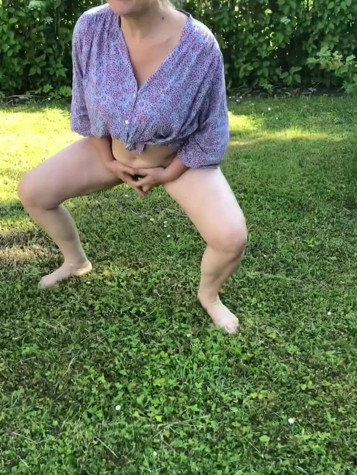 Hotwifekbh: Pissing Mature Wife Simone