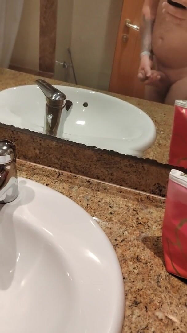 Emma_Alex: 私の隣の女の子を見ています。彼らは私を捕まえ、シャワーを浴びながら手コキをしてくれました。