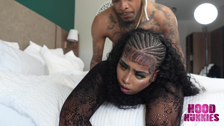 Hood Hunnies: 滑らかな大きなペニスプラヤが太いエチオピアのカリー・ゾとセックス