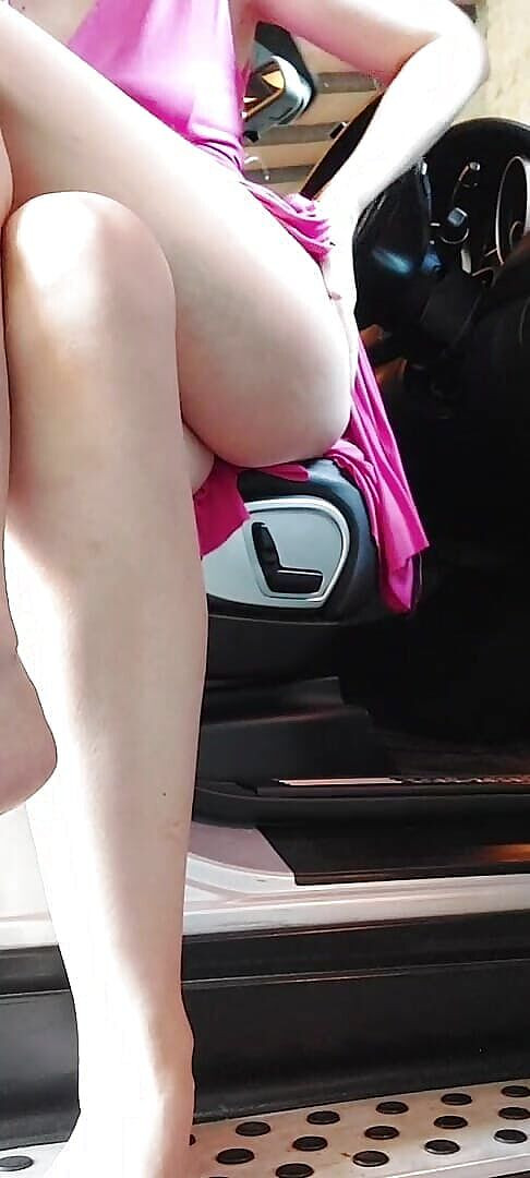 Flor_latina: Дівчина мастурбує свою пизду в машині своїми секс-іграшками