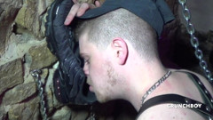 FETISH BDSM STUDIO: Домінування кулаком і ногами лускатих хлопців у залі