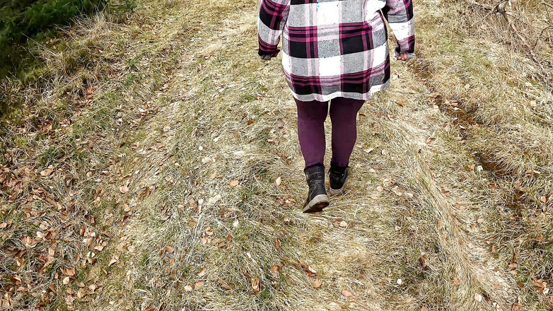 Bouncy Tits Action: Abofetear sus tetas rojas en el bosque