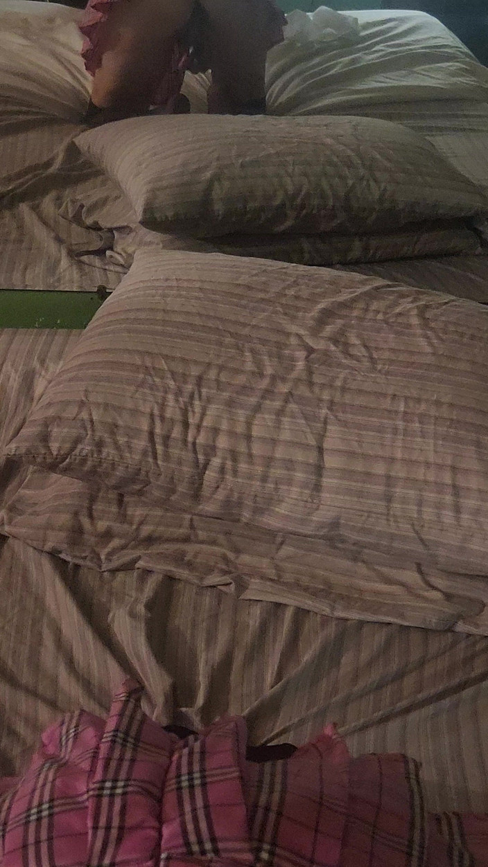 Goode Girl: 딜도를 타고 남편의 자지와 공을 빨아주는 구드 소녀