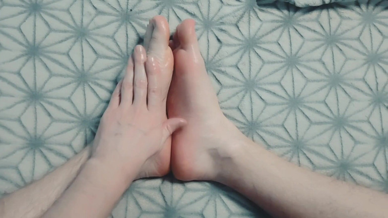 Pasha: De man masseert voorzichtig zijn voeten met olie