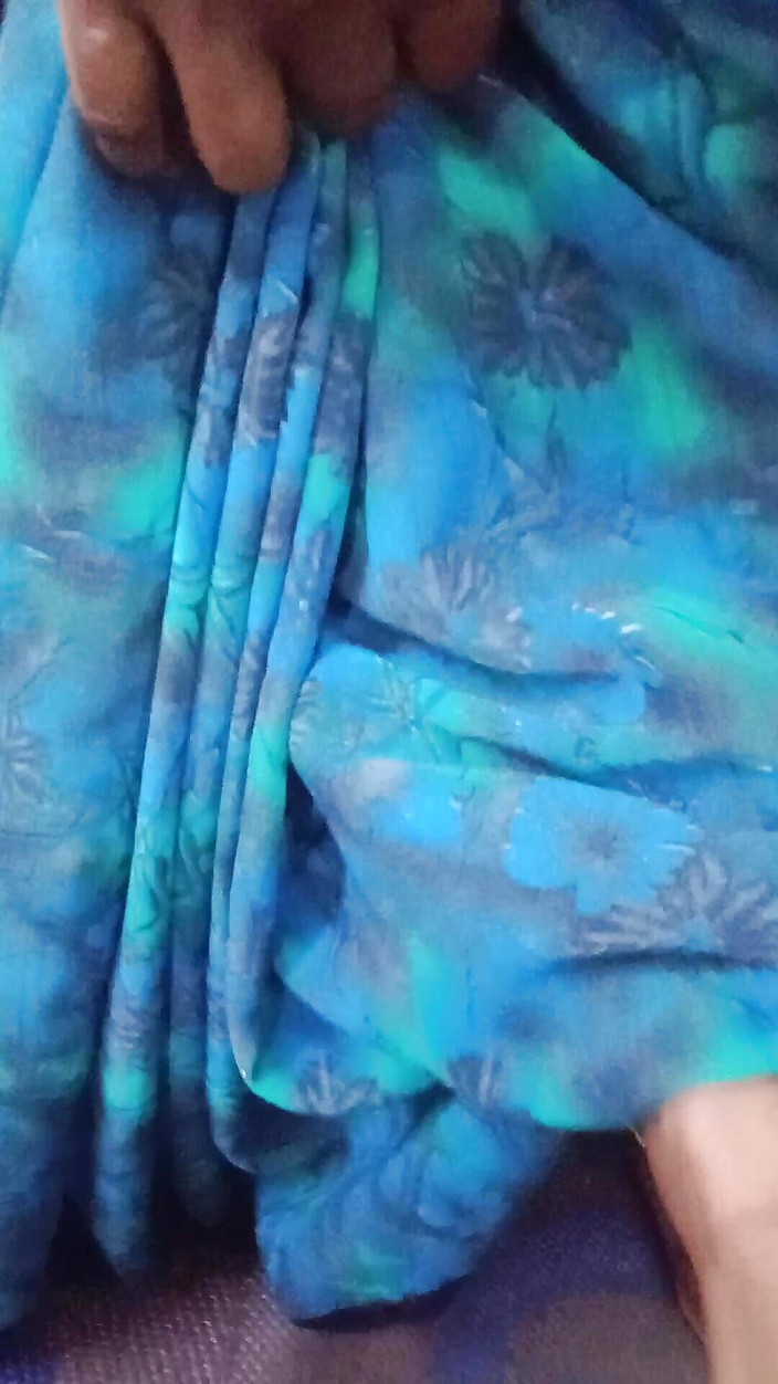 Santhi89: インドのデジホットガールは、夫の友人と浮気ファック