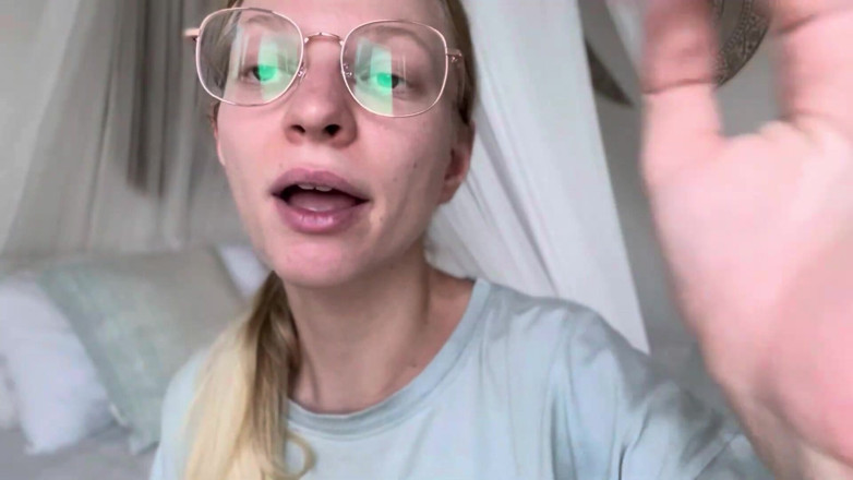 Goddess_Bella_Rae: Mama vitregă te consideră băiat bun - Asmr