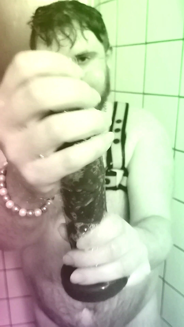 Neo Night Time: Un mec trans se baigne à l’heure
